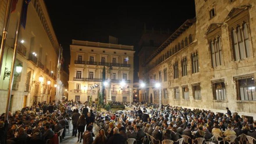 El PP valenciano arropa a Rus en la cena de las paellas tras la censura de las fotos