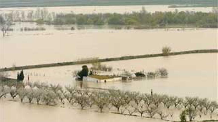 Un muerto, un rescate y el Ebro a punto desbordarse