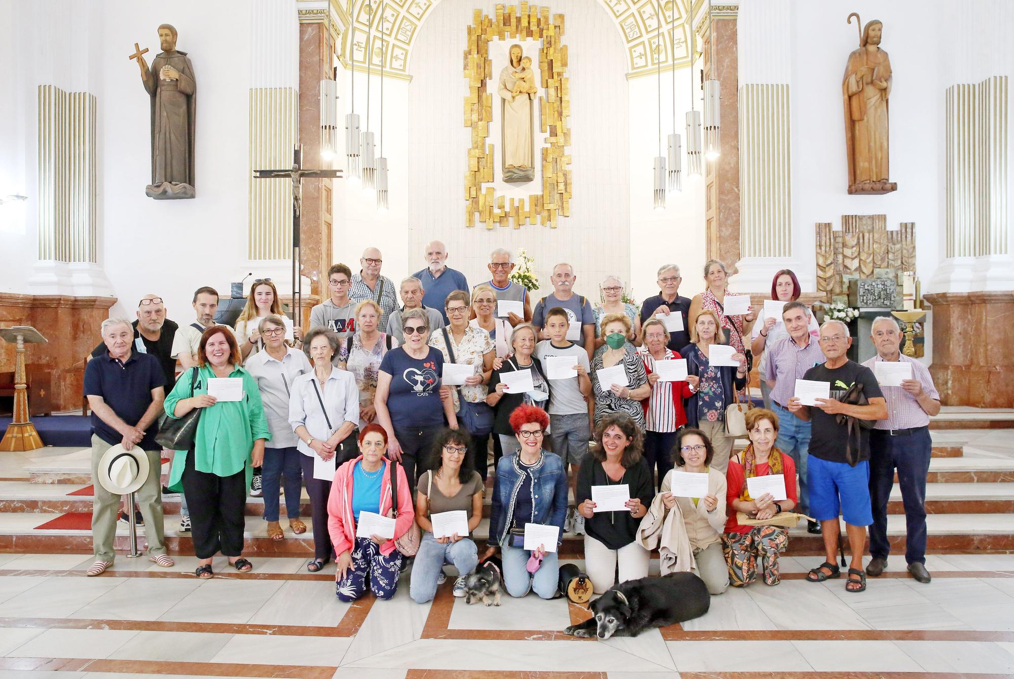 Feligresas y feligreses en la iglesia de San Francisco Javier.