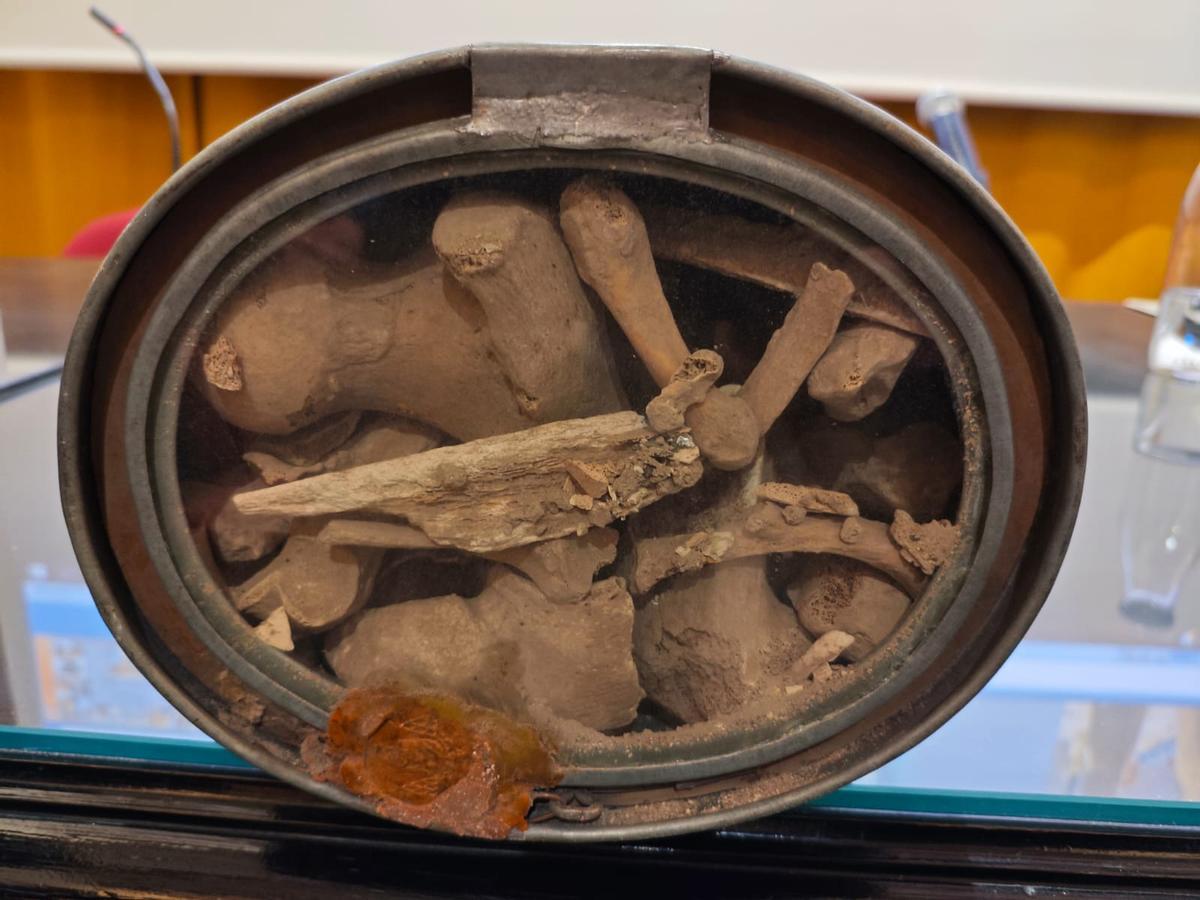 Las reliquias que se guardan en la imagen de Sant Bernat.