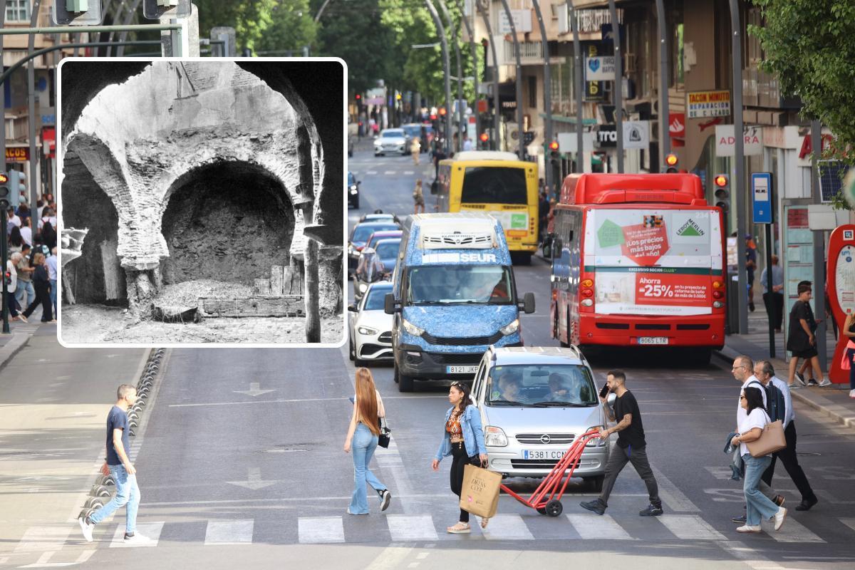 La Gran Vía de Murcia actual y una imagen más pequeña de cómo eran los baños árabes en los años 50.