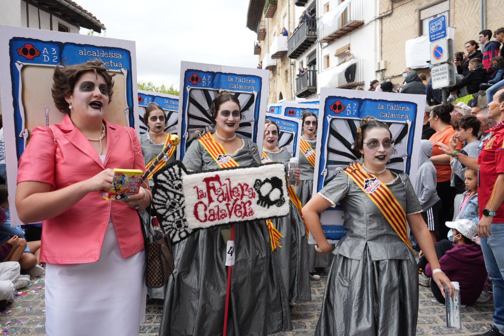 Batalla de confeti y desfile de carrozas en el Anunci de Morella