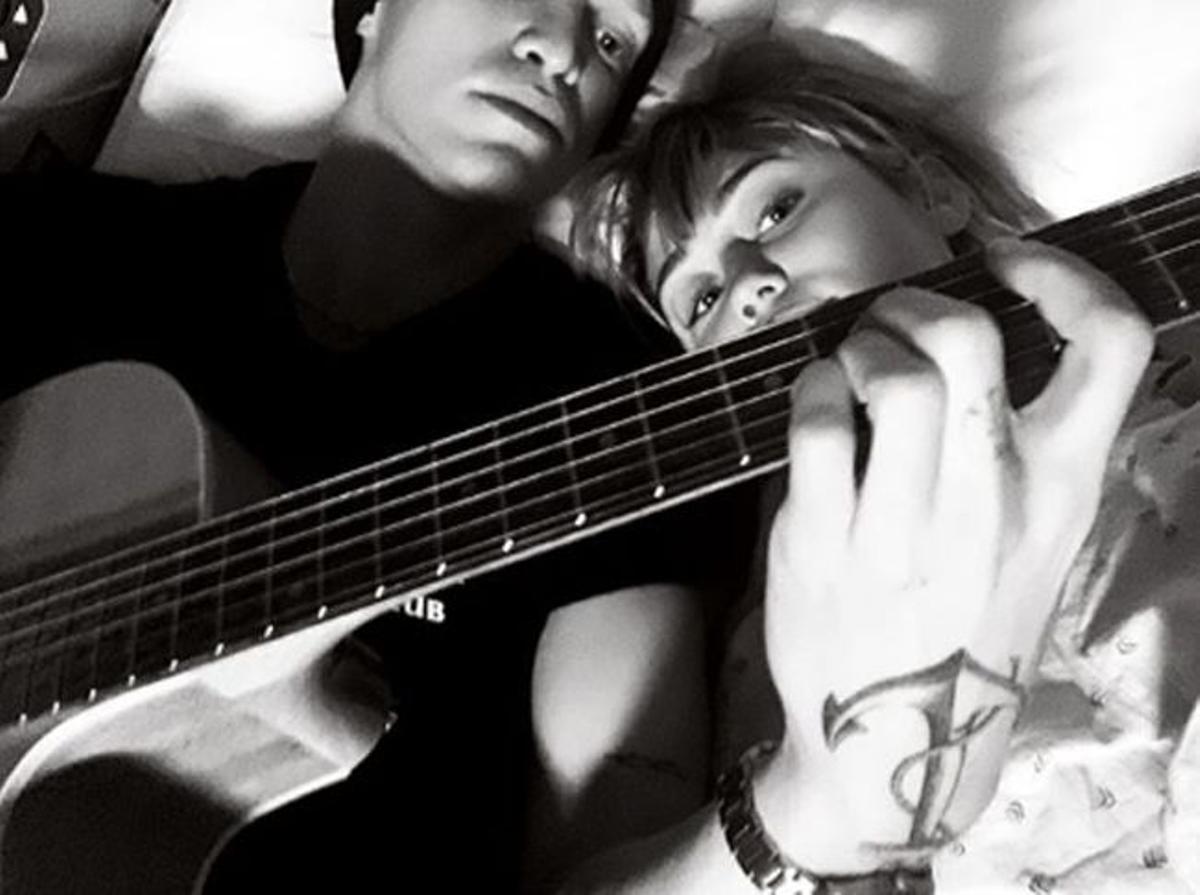 Miley Cyrus y Cody Simpson en el hospital