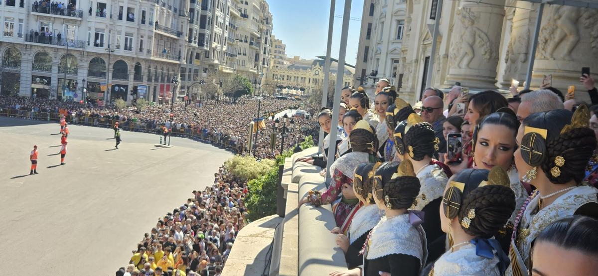 La corte fallera en el balcón del ayuntamiento.