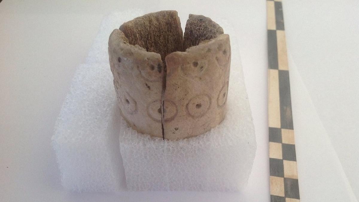 Uno de los artefactos descubiertos en Inglaterra, en un sitio que concentra los registros más completos hallados hasta el momento sobre la vida social en la Edad del Hierro.