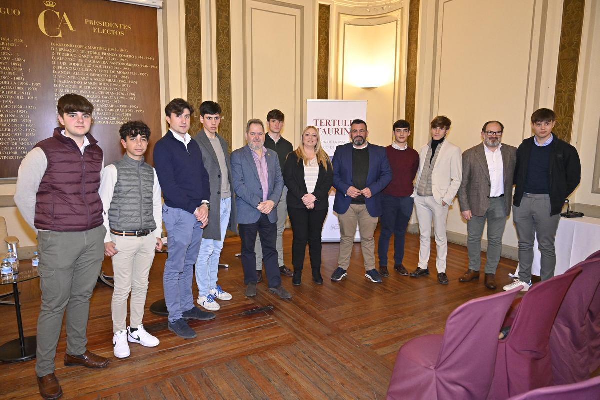 Los participantes en la tertulia taurina que la Diputación de Castellón ha organizado en el Casino Antiguo.