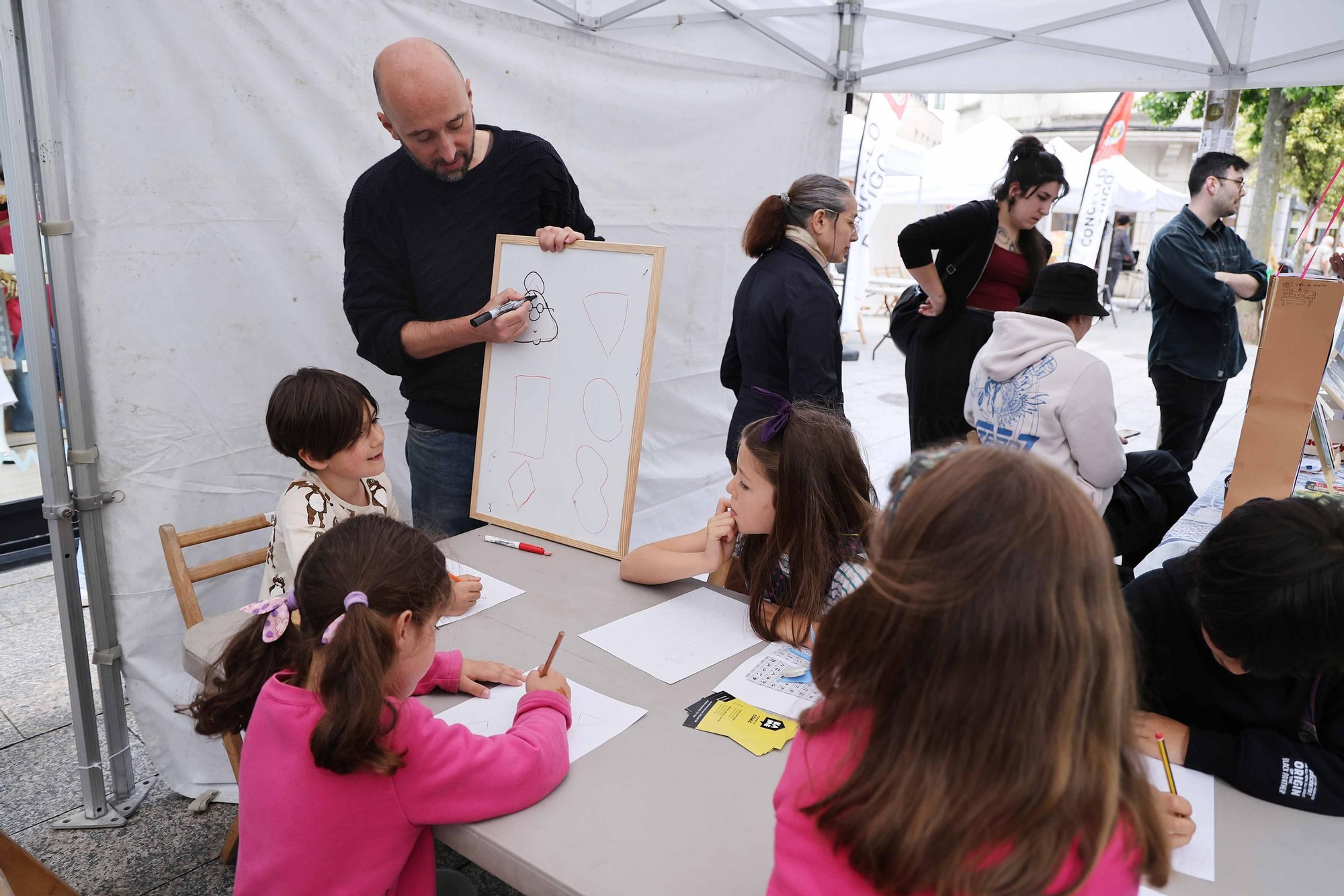 Iago Araújo, de la academia de cómic viguesa Kame, durante un taller infantil.