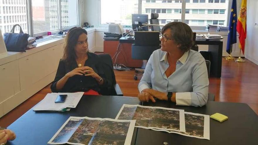 La directora de Adif, Isabel Pardo, y la alcaldesa de Porriño, Eva García, reunidas ayer en Madrid. // D. P.