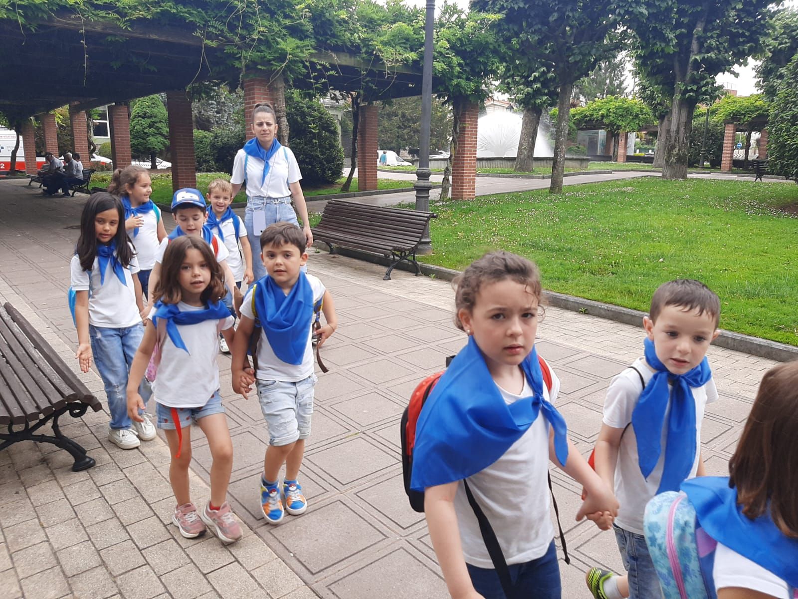 Los niños de la Pola ensayan para el Carmín: así ha sido la romería de la Escuela Peña Careses