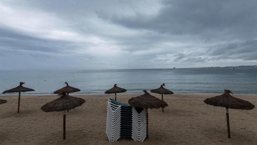 Habrá  intervalos nubosos y alguna precipitación débil ocasional.