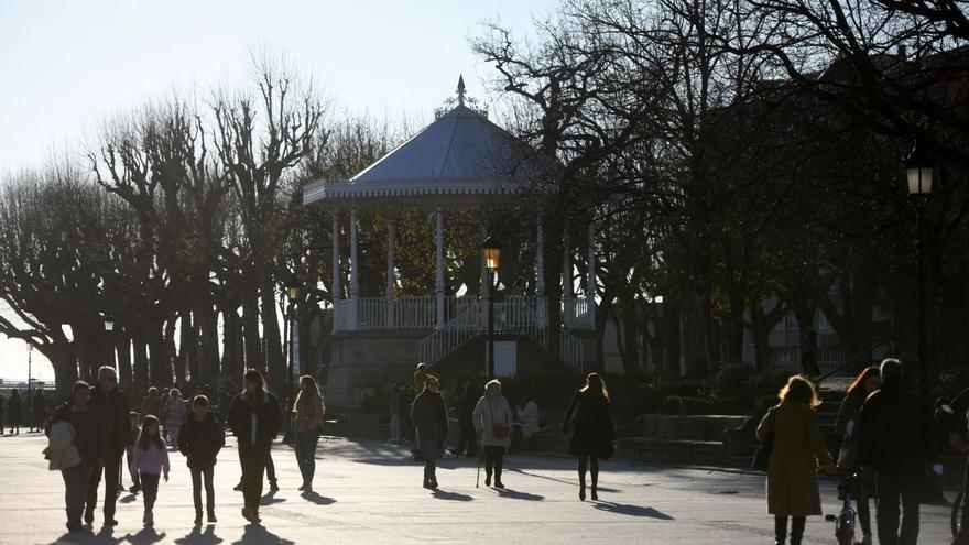 Gente paseando por la avenida de Montero Ríos de Pontevedra.