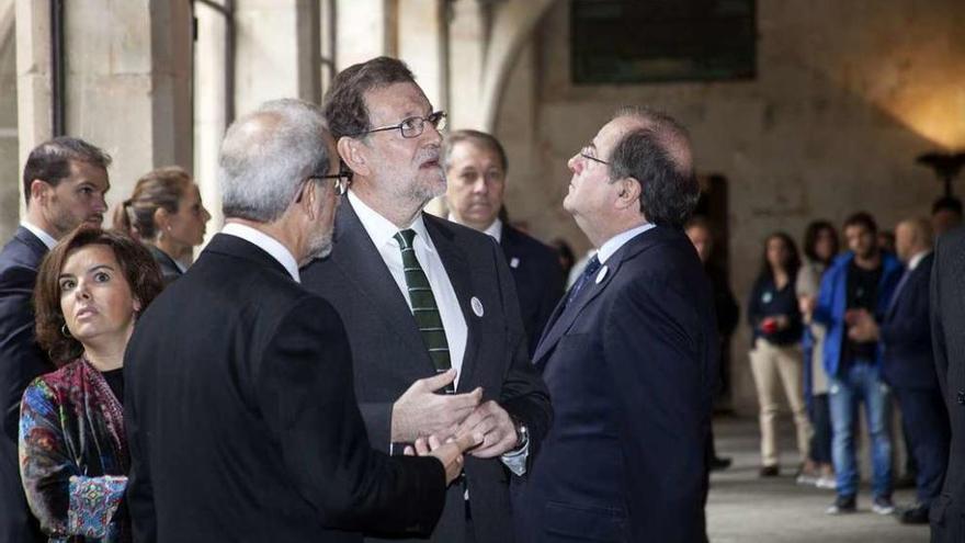 Rajoy con Herrera y la vicepresidenta, en la Universidad de Salamanca.