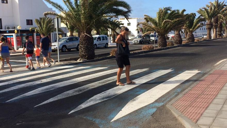 Paso de peatones, ayer, en la Avenida de las Palmeras de Costa Teguise, en el que se instalaron captafaros, cuyas marcas se ven en primer término en el asfato.