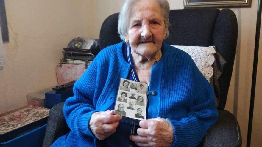 María Rodríguez, &quot;Maruja la Macaína&quot;, con fotos de sus hermanos, en su casa de Gijón.