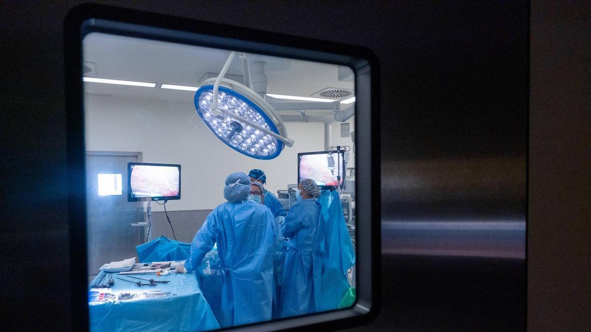 Intervención quirúrgica en el Hospital Universitario Central de Asturias (HUCA).
