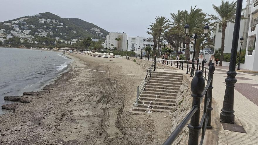 Un vertido obliga a cerrar tres días parte de la playa de Santa Eulària