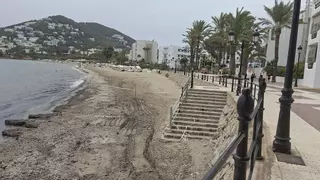 Un vertido obliga a cerrar tres días parte de la playa de Santa Eulària