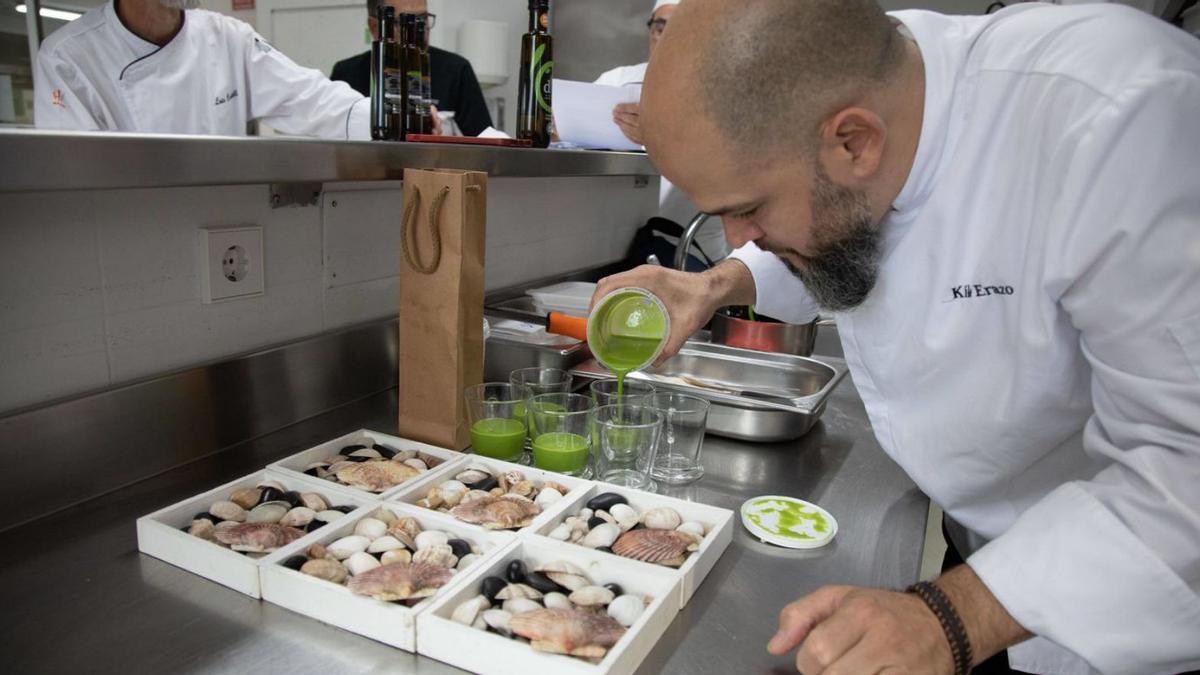 El cocinero de El Puente, Kike Erazo, prepara su tapa