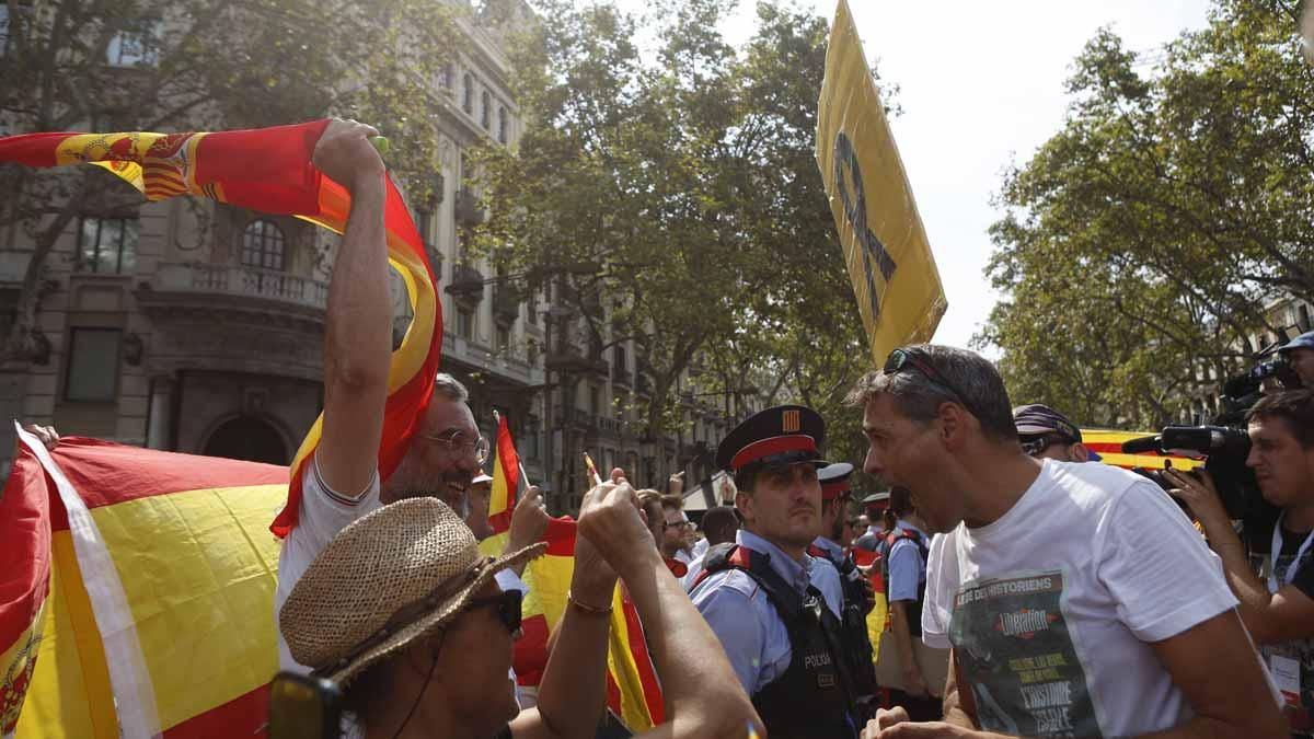 Enfrentamientos entre monárquicos e independentistas en los actos del 17A.