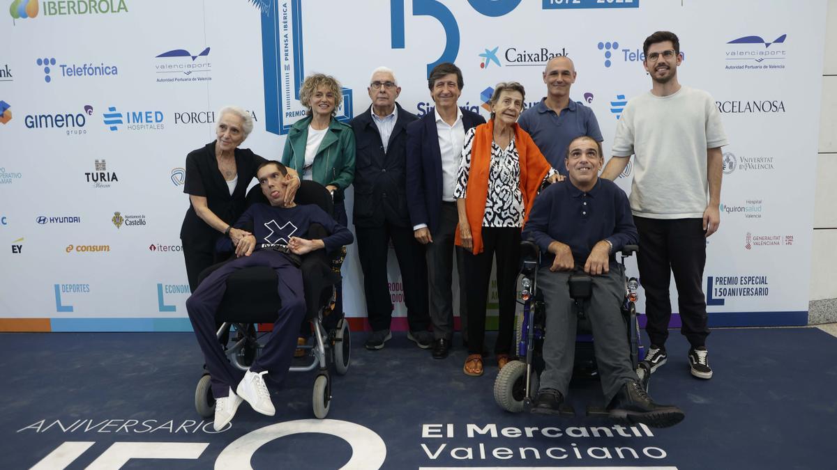 Benito Velasco (Presidente de AVAPACE CORRE) con una representación de AVAPACE que han sido uno de los premiados de la gala.