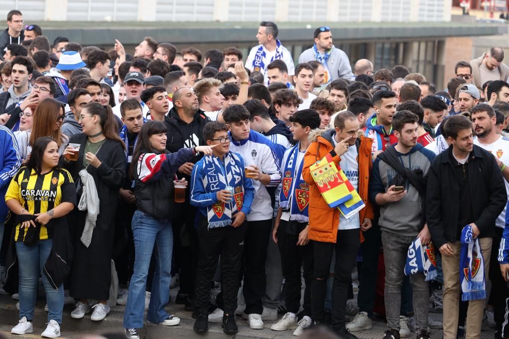 En imágenes | Este es el ambientazo a las puertas de La Romareda por el Real Zaragoza - Huesca