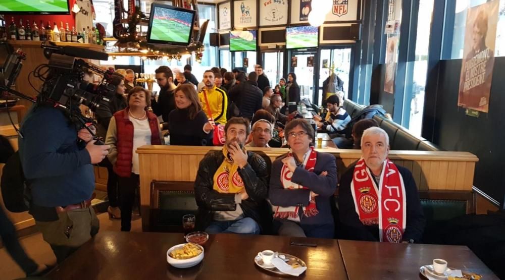 Puigdemont segueix el Girona-Getafe des d'un bar de Brussel·les