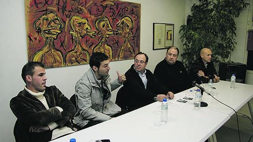 De izquierda a derecha, Bilic, Barral, Cima, Daniel Gutiérrez Granda y Fermín, ayer, en la mesa del Ateneo.