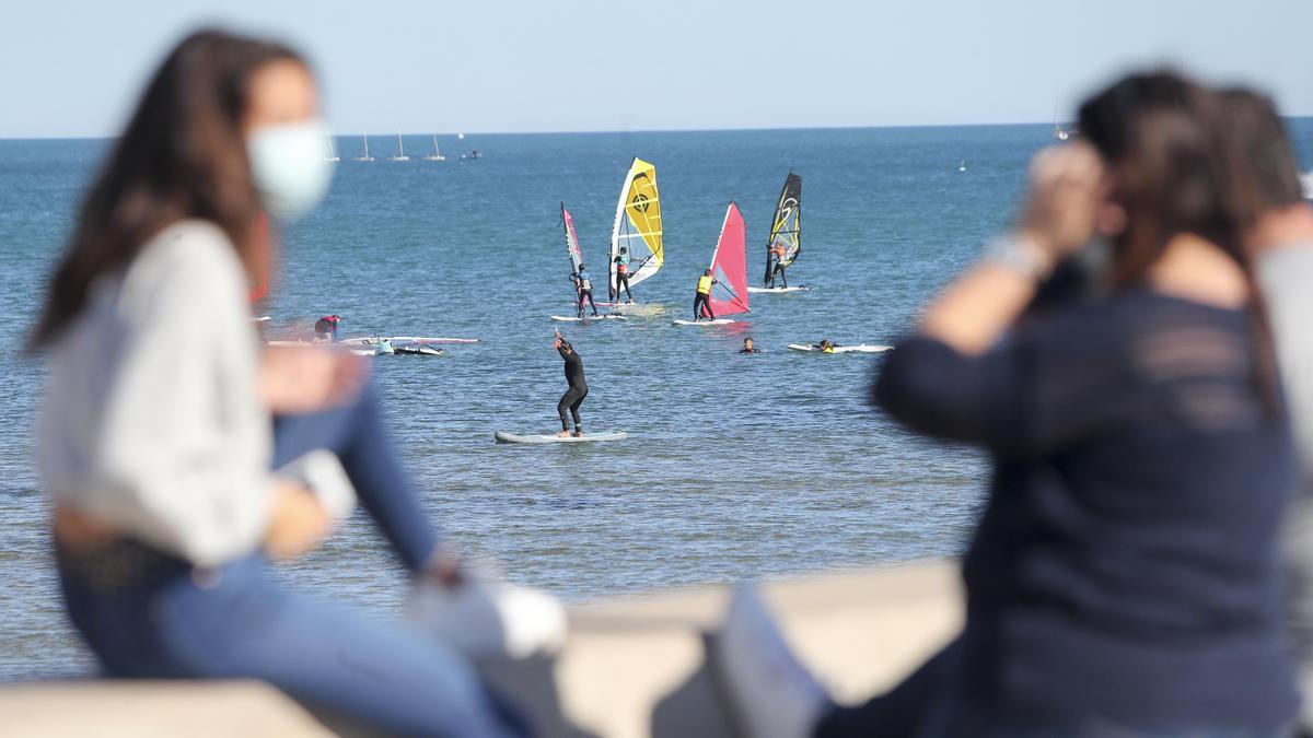 Proponen suavizar el uso de las mascarillas en la playa