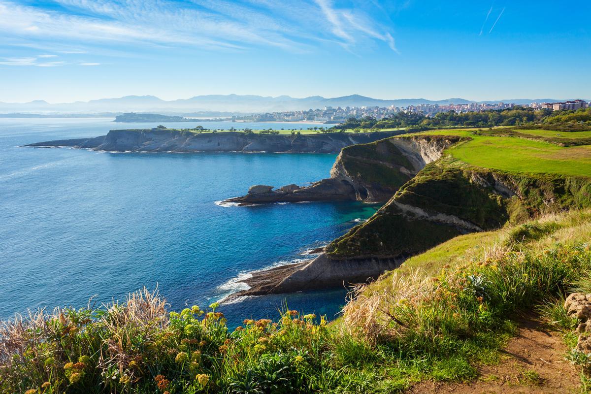 Vista aérea del acantilado de la ciudad de Santander