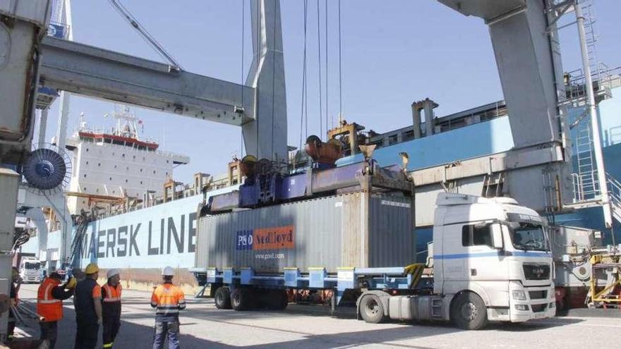 Descarga de contenedores de Maersk en el puerto de Marín. // Santos Álvarez