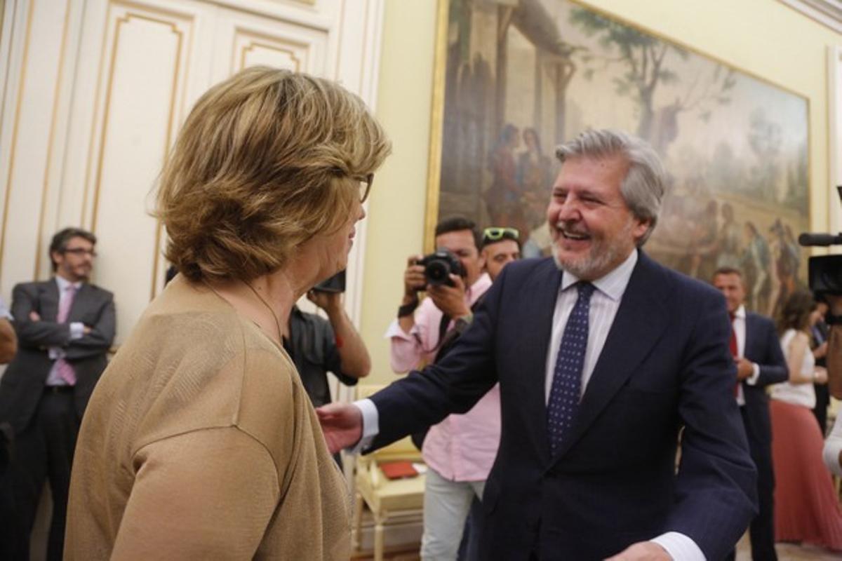 El ministre d’Educació Méndez de Vigo saluda la consellera Rigau, aquest dijous, en la Conferència Sectorial d’Educació.