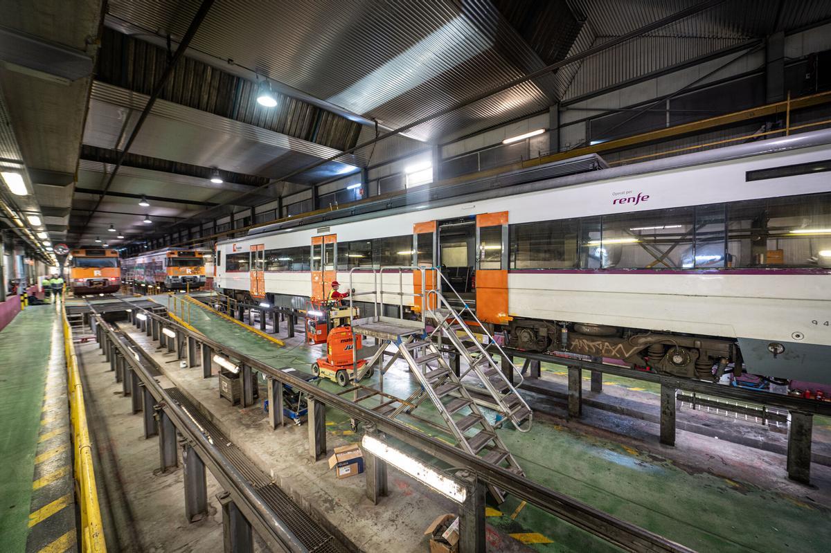 Proceso de limpieza de grafitis e instalación de vinilos en trenes de Rodalies.