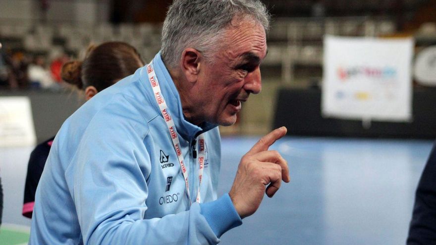 Manolo Díaz, a por su noveno curso al frente del Lobas Global Atac Oviedo de balonmano