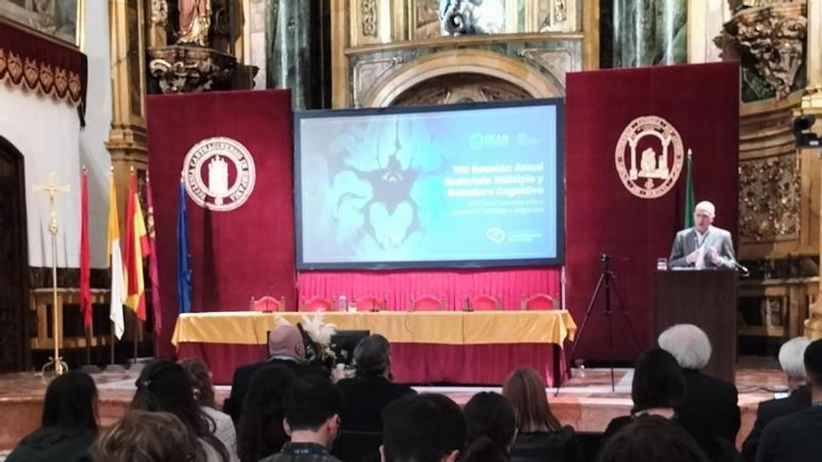 El doctor José Meca, director de la Unidad de Esclerosis Múltiple del Hospital Universitario Virgen de la Arrixaca y director de la Cátedra de Neuroinmunología Clínica y Esclerosis Múltiple de la UCAM, durante la inauguración de la VIII Reunión.