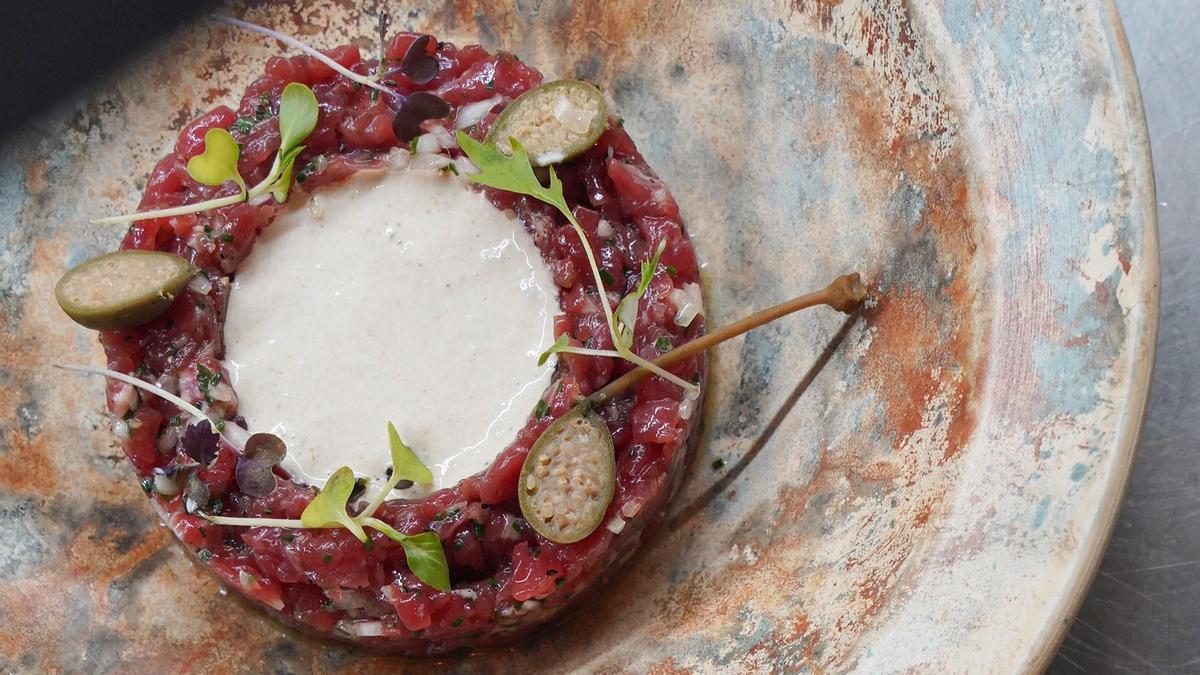 El tartar de solomillo de vaca madurada con espuma de salsa 'tonnata' del restaurante Ajoblanco.