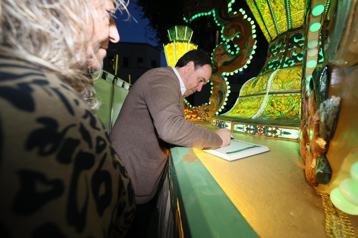 Pérez Llorca ratifica el apoyo de la Generalitat para "proteger nuestras señas de identidad como son las fiestas de la Magdalena"