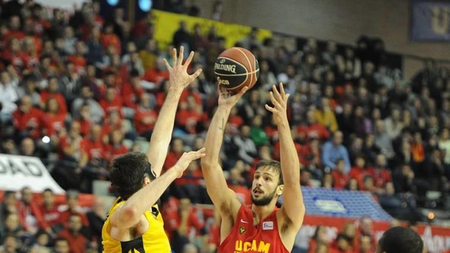 Delía lanza a canasta en el partido del domingo.