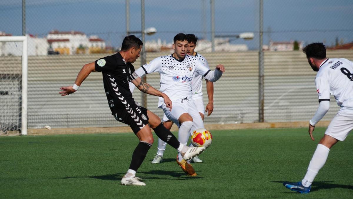 Lance entre el CD Pozoblanco y el Atlético Central.