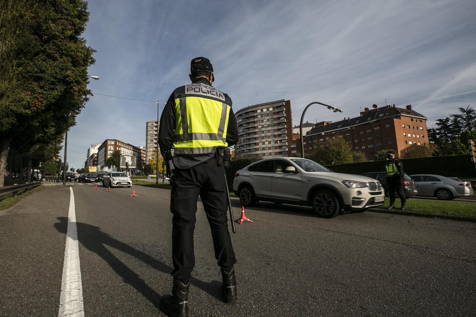 Control de la Policía Nacional en la entrada de Oviedo