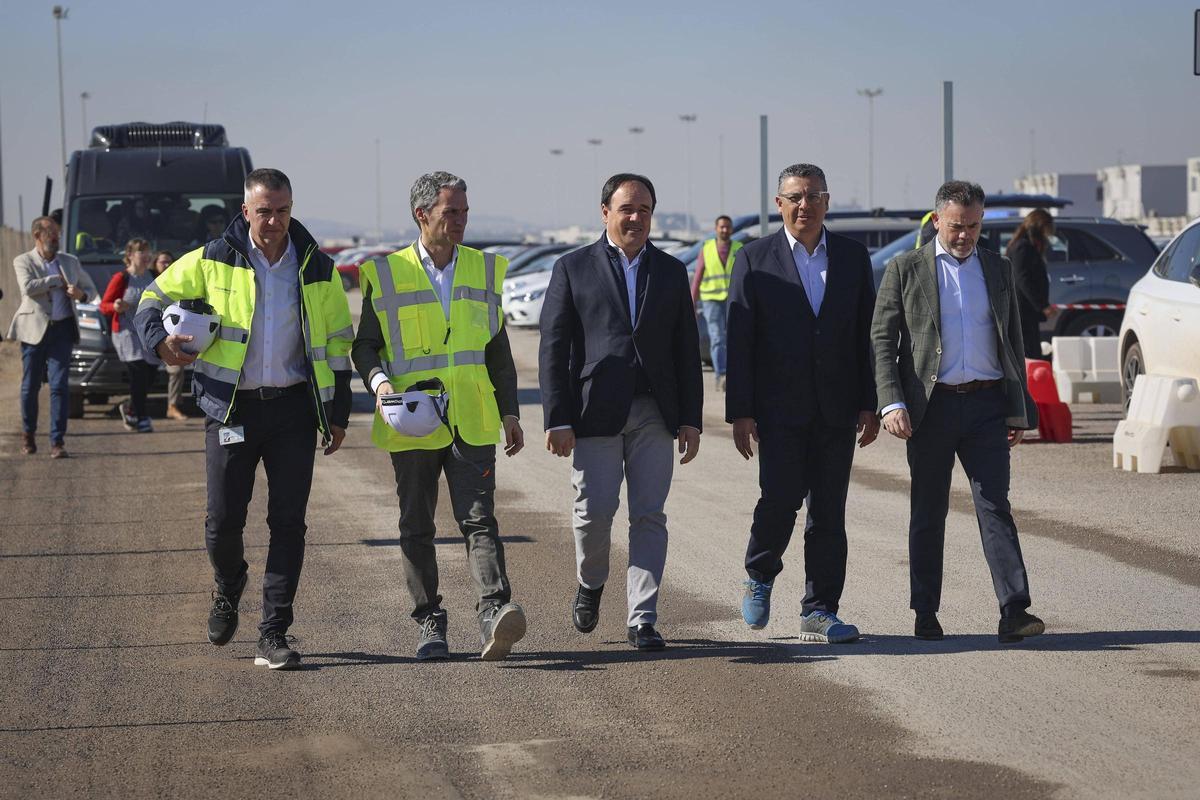 El jefe del Consell, Pérez Llorca, durante su visitas a las obras de la gigafactoría.