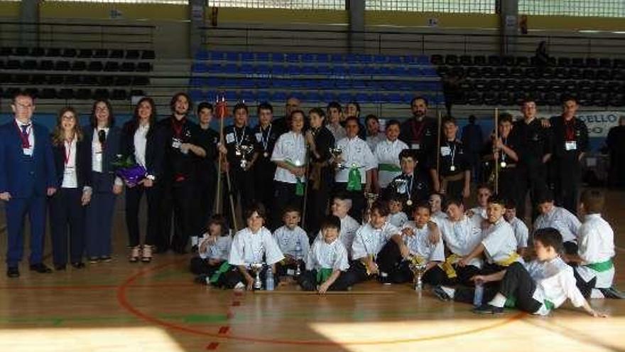 Foto de familia de los participantes con sus trofeos. // FdV