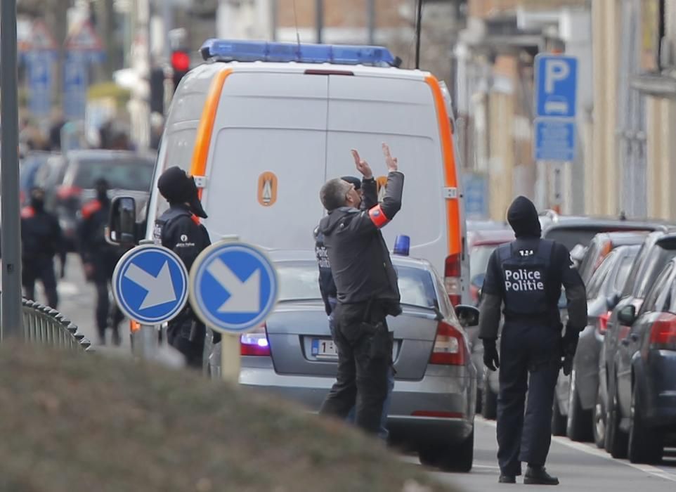 La policía belga ha registrado varias viviendas del barrio de Schaerbeek, donde se han escuchado dos detonaciones.