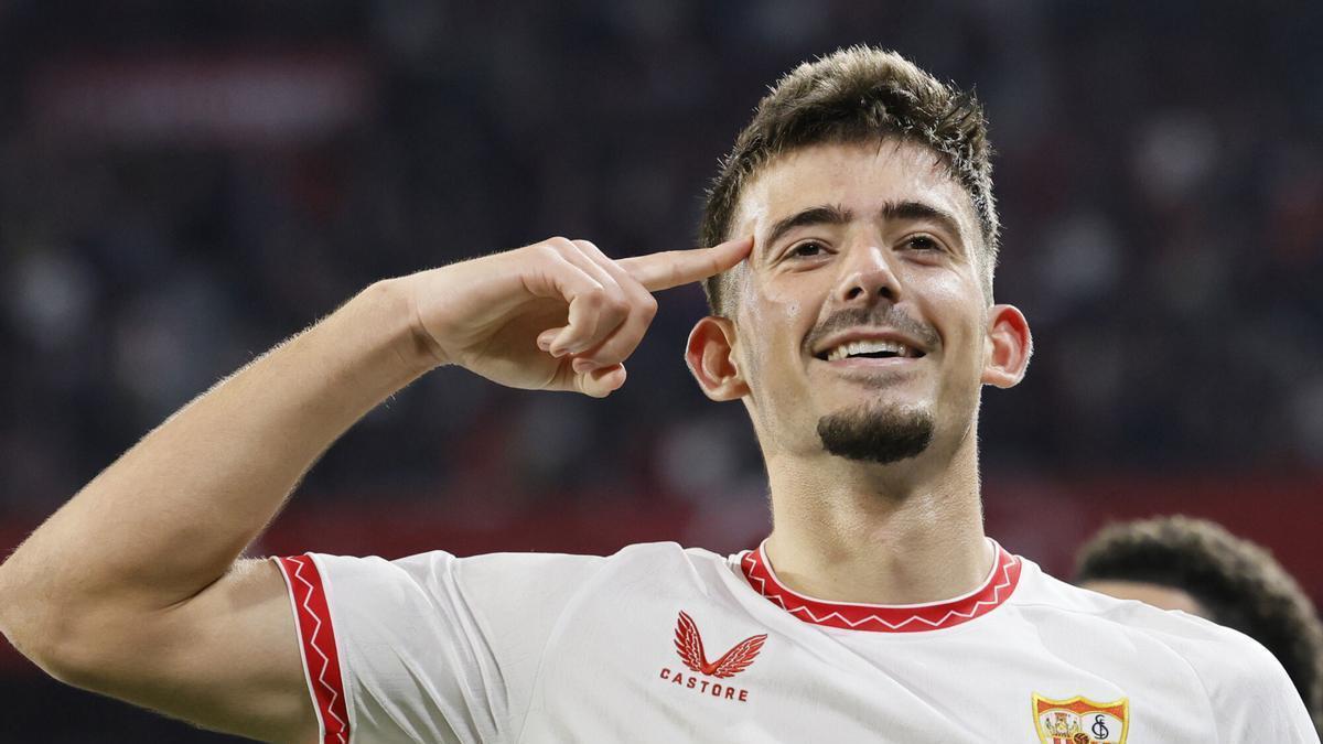 El defensa del Sevilla Kike Salas celebra su gol durante el partido de LaLiga que Sevilla FC y RCD Mallorca.