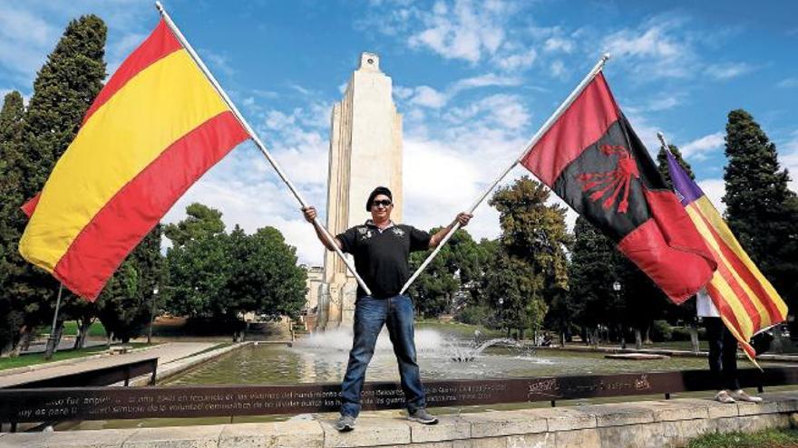 Kontrovers: An Allerheiligen 2015 eskalierte die Gedenkfeier am Denkmal im Park sa Feixina, dabei wurde neben spanischer und republikanischer Flaggen auch die Fahne der faschistischen Falange geschwenkt.