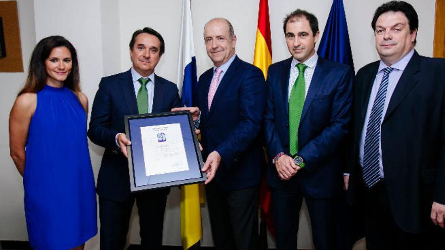 Pedro Ortega, en el centro, entrega el certificado a BP junto a directivos de Aenor.