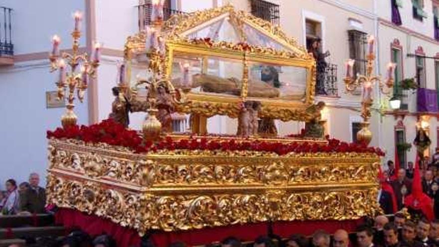 Un momento de la procesión del Yacente por las calles del pueblo.