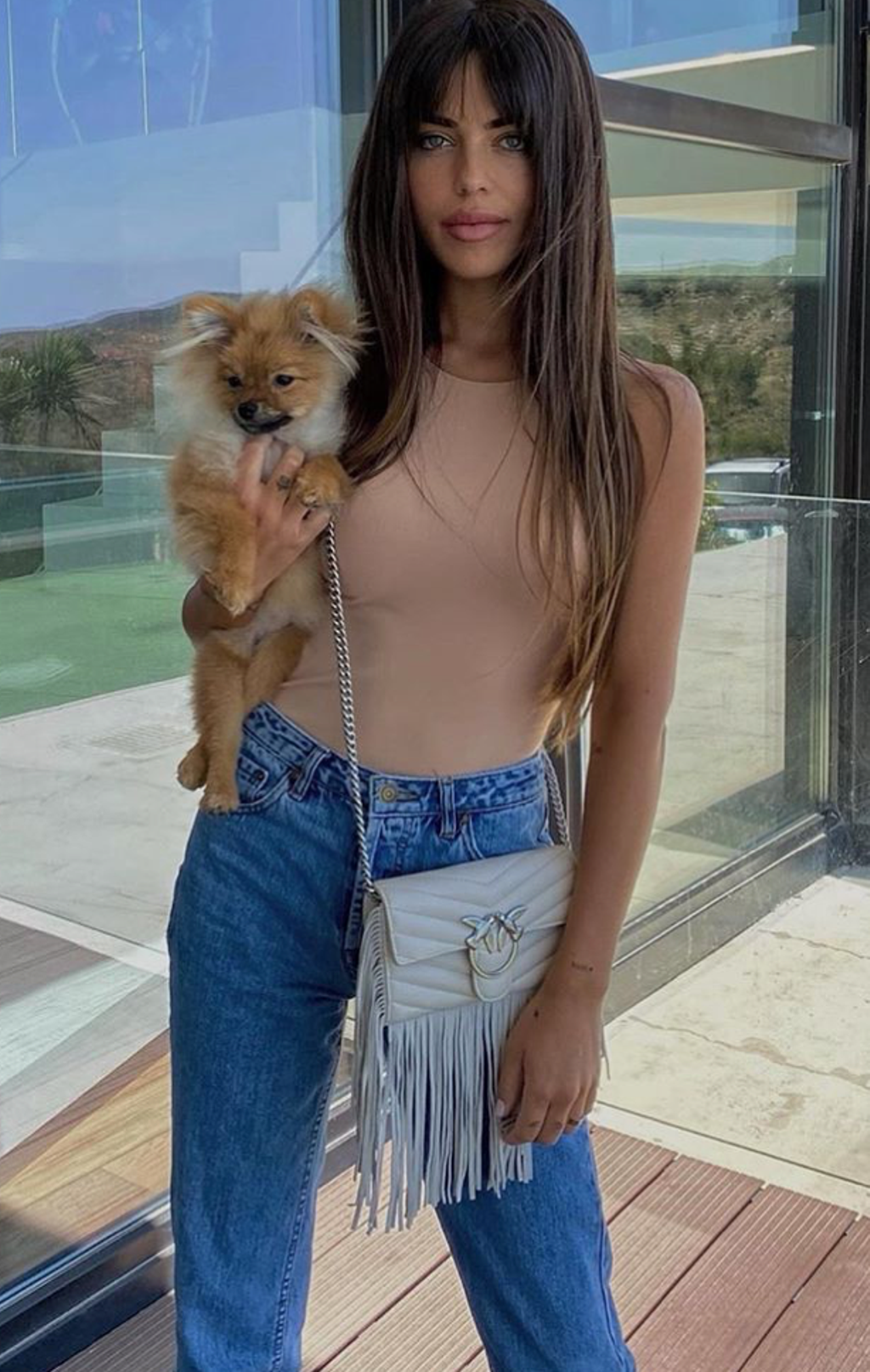 Violeta Mangriñán con su perrita canela posando