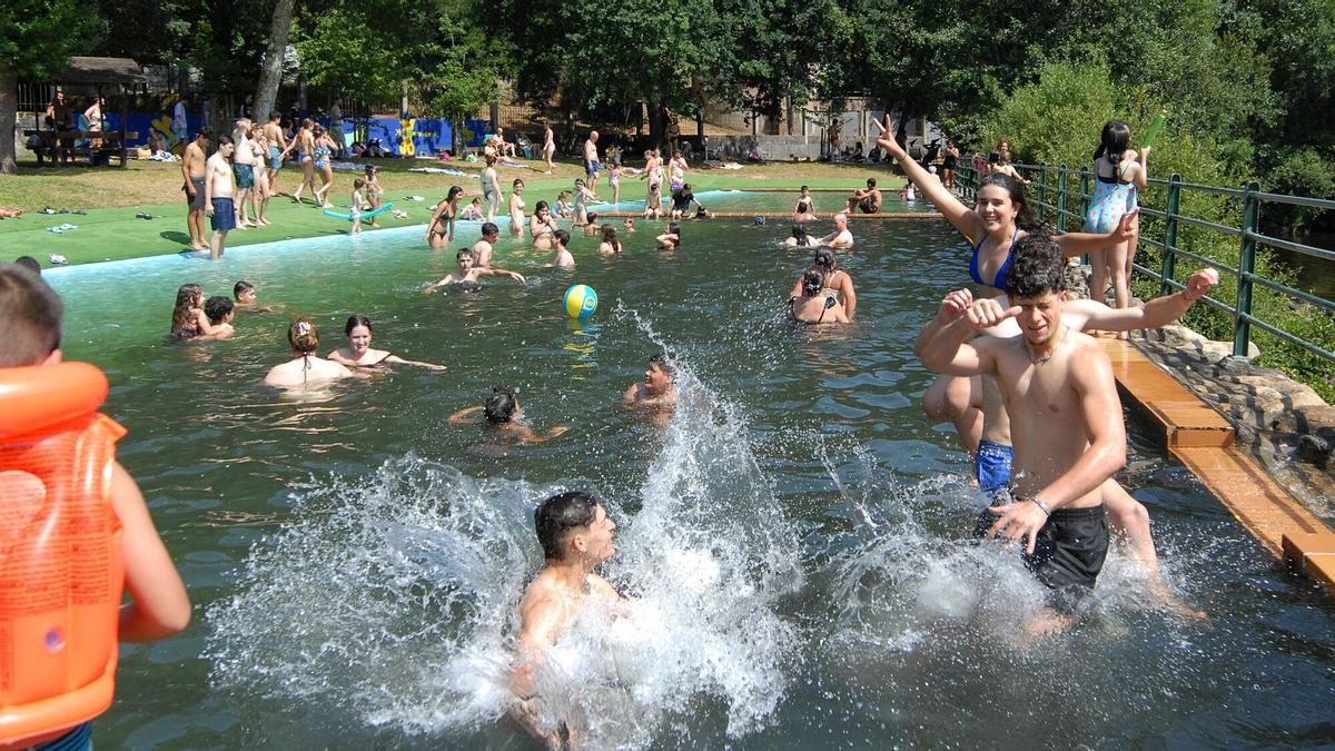 Bañistas, este domingo, en el área recreativa de A Carixa, en Vila de Cruces.
