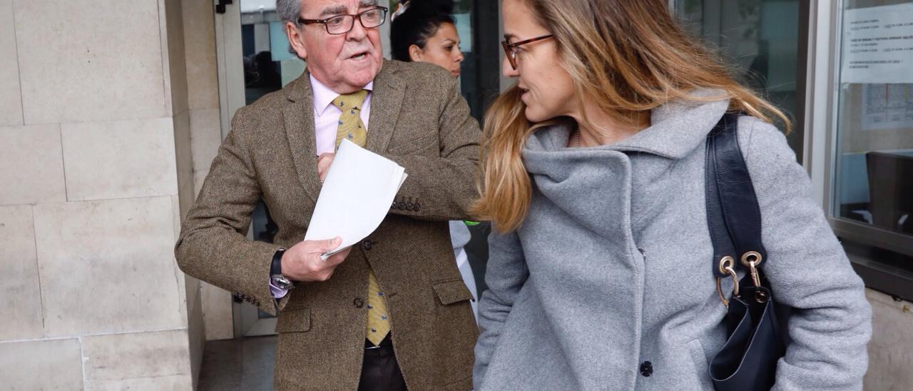 El abogado José María Corbín, junto a una de sus hijas, el primer día que acudió a firmar tras quedar en libertad, el 2 de mayo de 2019.