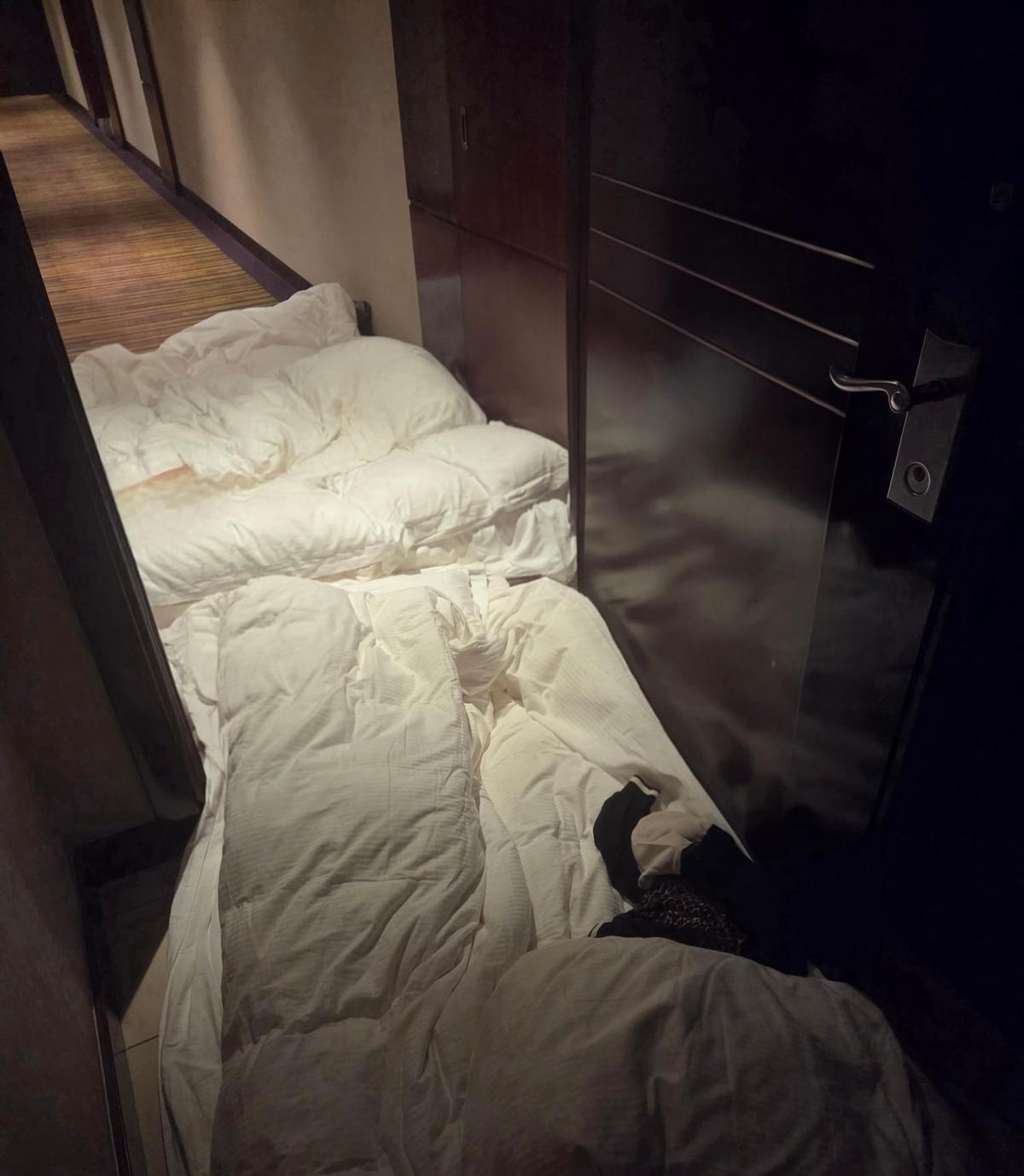 Así tuvieron que pasar la noche Mary y su familia, en el pasillo del hotel en el que se alojan y por el que siguen pagando.